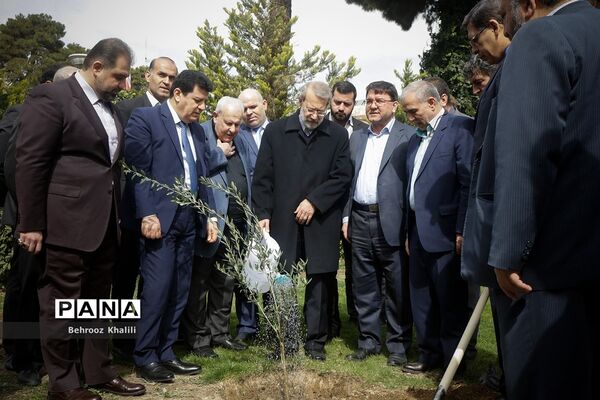 کاشت یک اصله نهال توسط رئیس مجلس در روز درختکاری