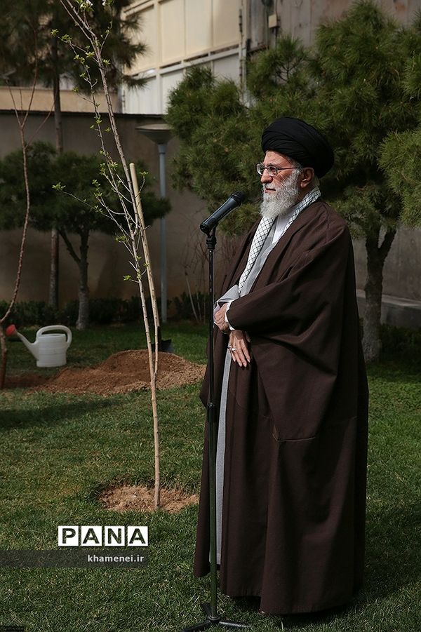 کاشت نهال توسط رهبر انقلاب در روز درختکاری