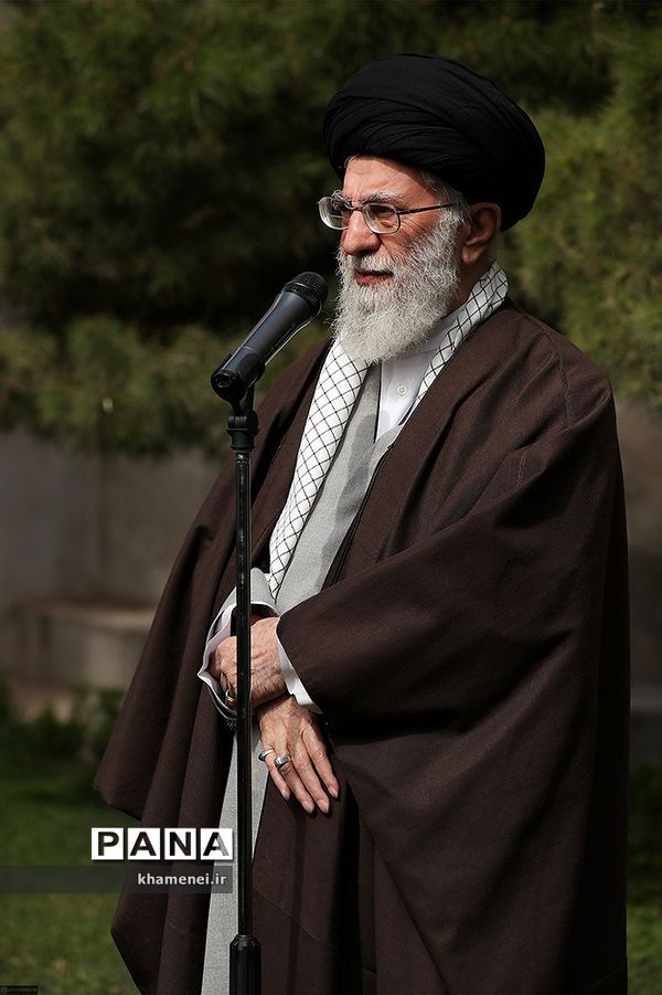 کاشت نهال توسط رهبر انقلاب در روز درختکاری