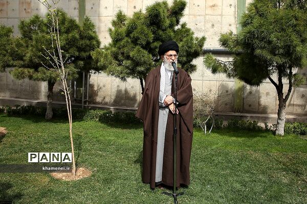 کاشت نهال توسط رهبر انقلاب در روز درختکاری