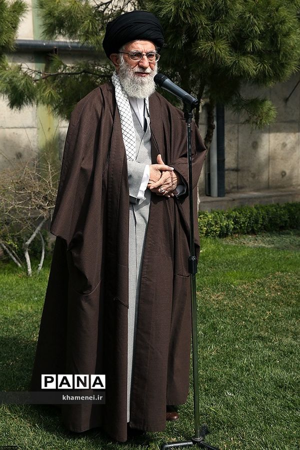 کاشت نهال توسط رهبر انقلاب در روز درختکاری