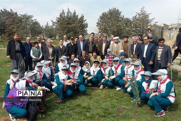 مراسم روز درختکاری با حضور دانش آموزان پیشتاز در مدارس استان کردستان