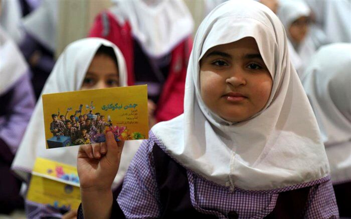 جوانه های لبخند در جشن نیکوکاری بر لب دانش آموزان نقش بست