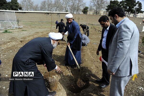 اجرای طرح بزرگ جنگل‌کاری توسط 150 زندانی در کرج