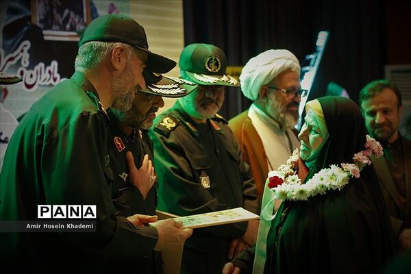 تجلیل از مادران وهمسران شهدا