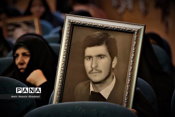تجلیل از مادران وهمسران شهدا