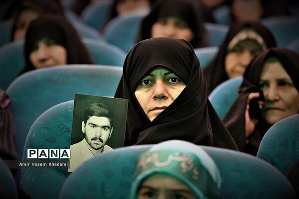 تجلیل از مادران وهمسران شهدا