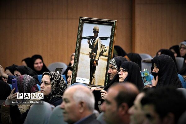 تجلیل از مادران وهمسران شهدا