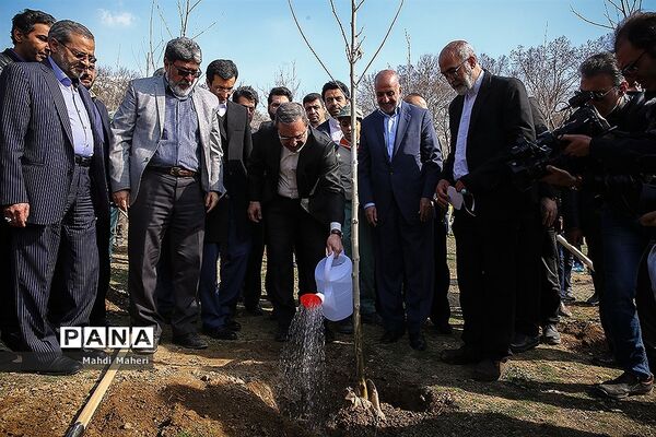مراسم هفته درختکاری وزیر محترم آموزش و پرورش در اردوگاه شهید باهنر