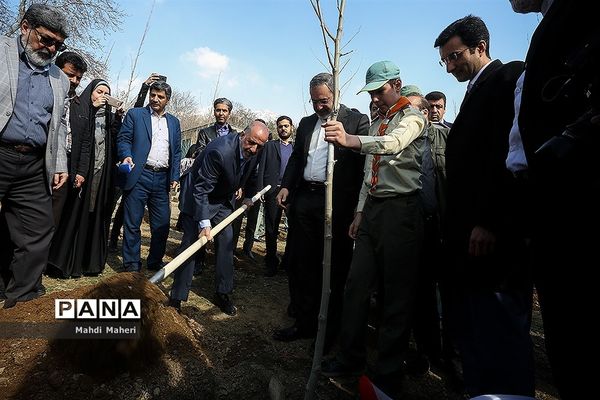 مراسم هفته درختکاری وزیر محترم آموزش و پرورش در اردوگاه شهید باهنر
