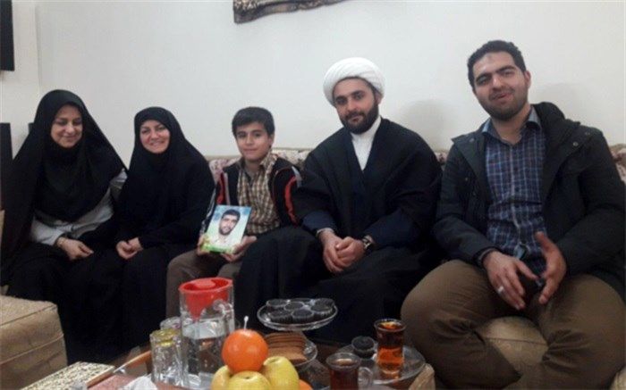 حضور مدیر و کارکنان مدرسه شاهد قدوسی در بیت شهید مدافع حرم