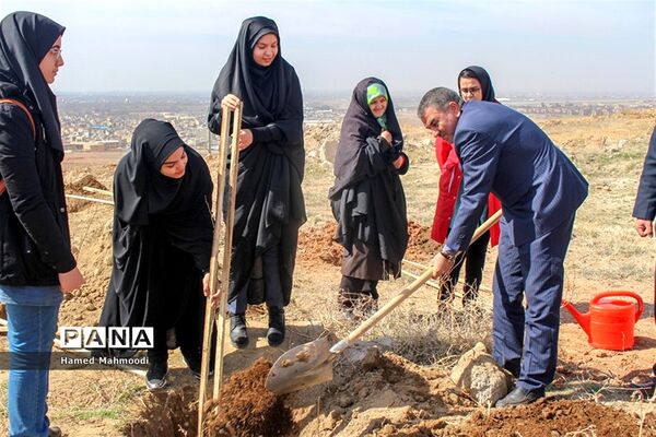 مراسم درختکاری شهرداران مدارس تبریز در تفرجگاه عون بن علی