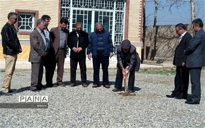 کلنگ ساخت چهار کلاس درس در آموزشگاه دانشمند1 شهرستان ساوجبلاغ به زمین زده شد