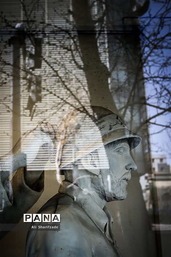 نقش شهدا بر دیوارهای شهر