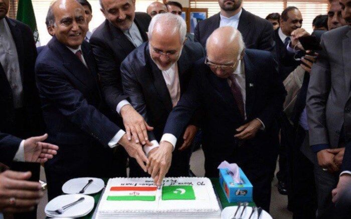 کیک 70 سالگی روابط ایران و پاکستان با حضور ظریف در اسلام آباد برش خورد + تصویر