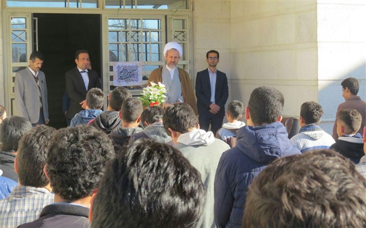هر روز ما باید با یاد شهدا و با نگاه به شهدا همراه باشد