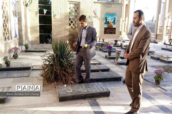 ادای احترام مدیر آموزش و پرورش پاکدشت در گلزار شهدا