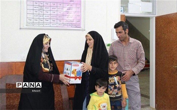 تجلیل  از همسر سرایداران طرح اسکان فرهنگیان