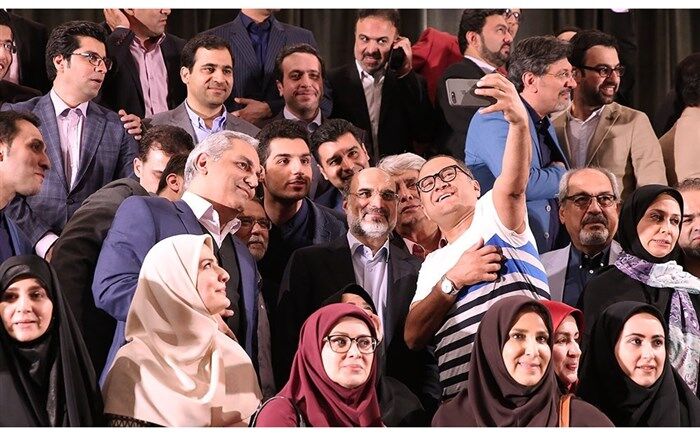 متاسفم که در برنامه هایی چون دورهمی سطح عشق را آنقدر پایین می آورند
