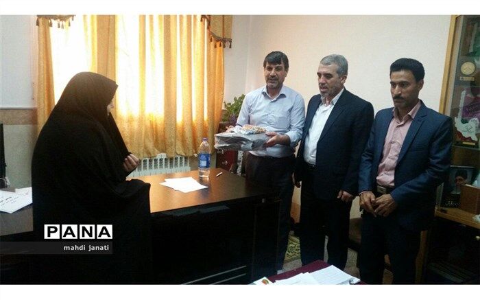 تجلیل از معلم نمونه استان قم توسط مدیر سازمان دانش آموزی