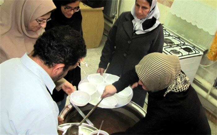 استقبال دانش آموزان دبیرستان دخترانه هفده شهریور شهرستان فیروزکوه از آخرین چهارشنبه سال