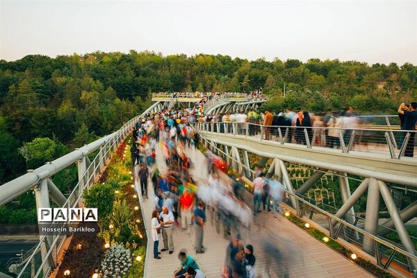 پل طبیعت تهران در نوروز