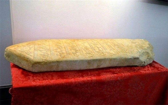 ایتالیا سنگ قبر قدیمی قاچاق‌شده را به سفیر ایران تحویل داد