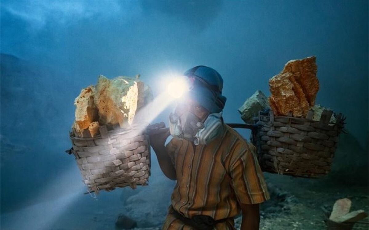 تصاویر منحصربه‌فرد از کار در آتش‌فشان فعال!