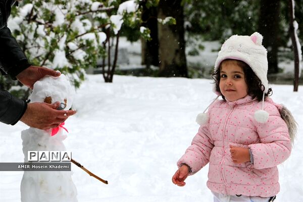 برف ریزان بهاری با بارش برف زمستانی در کرج