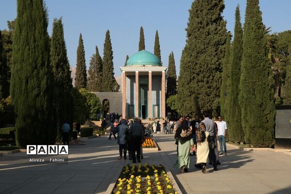 دلربایی گنبد فیروزه ای شیراز