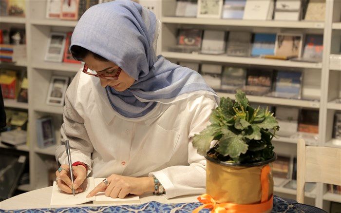 کتاب «خرده روایت های بی زن و شوهری» در شهرکتاب فرشته رونمایی شد