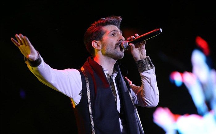 «شوخیه مگه» برای نخستین بار به شکل رسمی به روی صحنه رفت