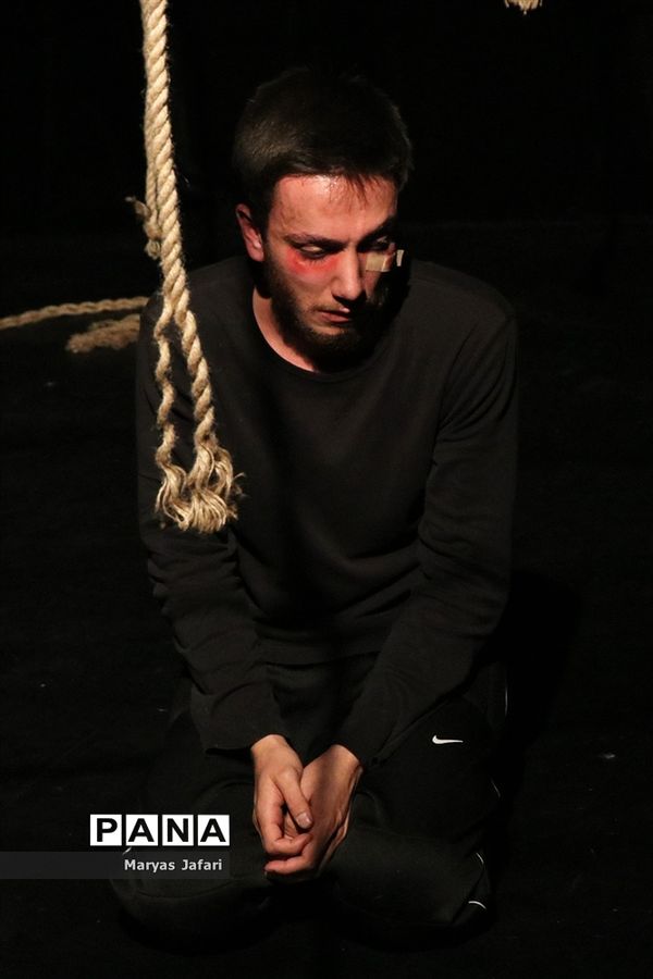 اجرای نمایش «مشت زن»