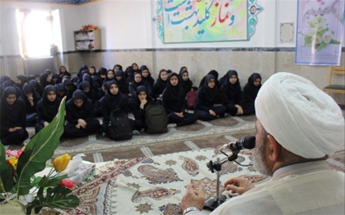 جلسه پرسش و پاسخ و گفتمان دینی در مدرسه حضرت خدیجه (س) فیروزکوه برگزار شد