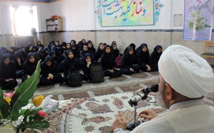 جلسه پرسش و پاسخ و گفتمان دینی در مدرسه حضرت خدیجه (س) فیروزکوه برگزار شد