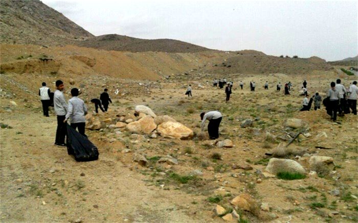 پاکسازی طبیعت در روز زمین پاک توسط دانش آموزان