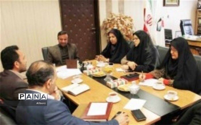 یاد شهدا باید چراغ هدایتی برای ما و نسل‌های آینده باشد