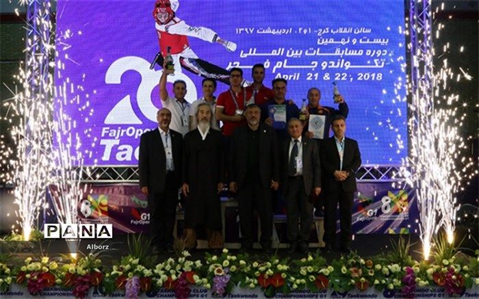 البرزی‌ها جام قهرمانی را بالای سر بردند