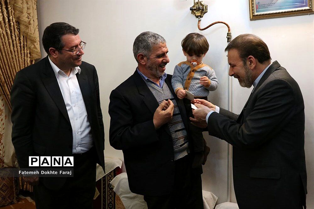 دیدار رئیس دفتر رئیس جمهور با خانواده های شهیدان مدافع حرم و جانبازان سرافراز اسلام و کارگر نمونه سال 96