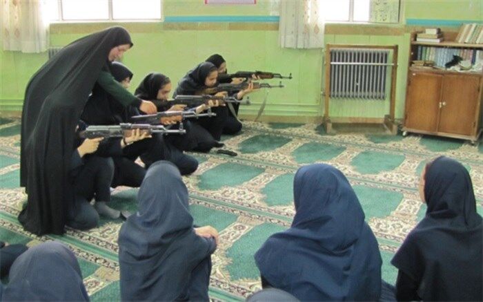 آموزش کار با اسلحه به دانش آموزان دختر شهرستان فیروزکوه