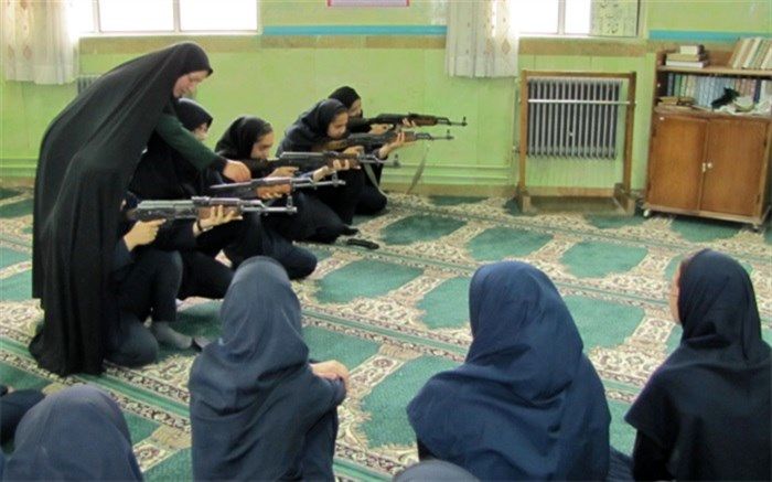آموزش کار با اسلحه به دانش آموزان دختر شهرستان فیروزکوه