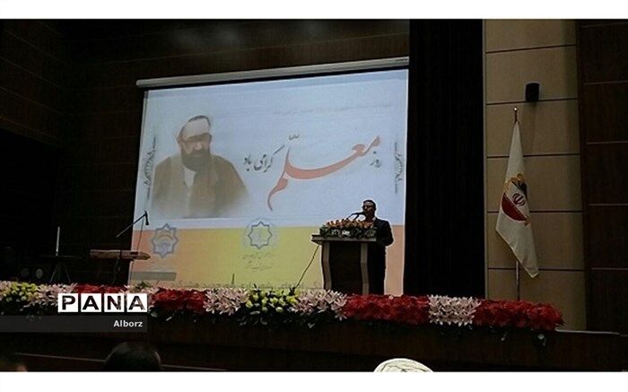 احترام به معلم ، احترام به علم ودانش و روشنی است