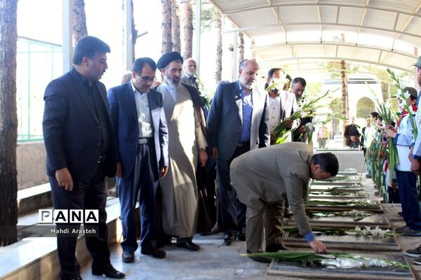 غباروبی مزارشهدا همزمان باآغازهفته معلم توسط پیشتازان سازمان دانش آموزی خراسان جنوبی