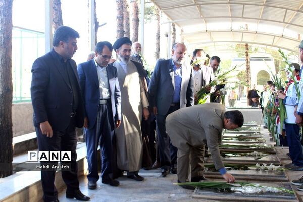 غباروبی مزارشهدا همزمان باآغازهفته معلم توسط پیشتازان سازمان دانش آموزی خراسان جنوبی