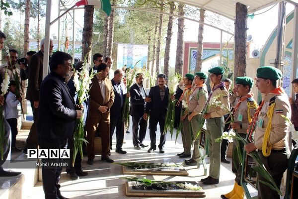 غباروبی مزارشهدا همزمان باآغازهفته معلم توسط پیشتازان سازمان دانش آموزی خراسان جنوبی