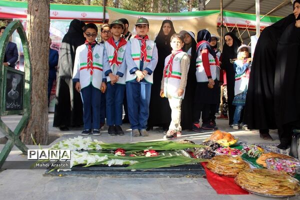 غباروبی مزارشهدا همزمان باآغازهفته معلم توسط پیشتازان سازمان دانش آموزی خراسان جنوبی