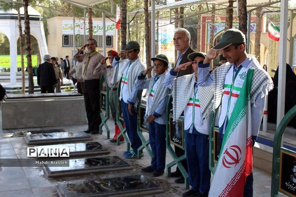 غباروبی مزارشهدا همزمان باآغازهفته معلم توسط پیشتازان سازمان دانش آموزی خراسان جنوبی