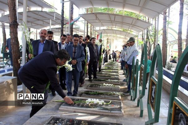 غباروبی مزارشهدا همزمان باآغازهفته معلم توسط پیشتازان سازمان دانش آموزی خراسان جنوبی