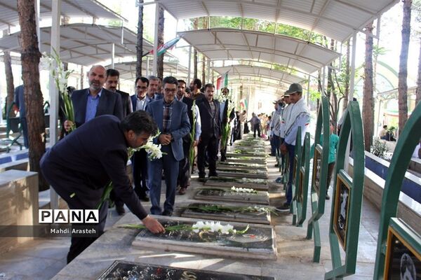 غباروبی مزارشهدا همزمان باآغازهفته معلم توسط پیشتازان سازمان دانش آموزی خراسان جنوبی