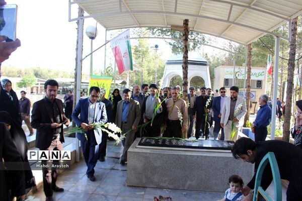 غباروبی مزارشهدا همزمان باآغازهفته معلم توسط پیشتازان سازمان دانش آموزی خراسان جنوبی